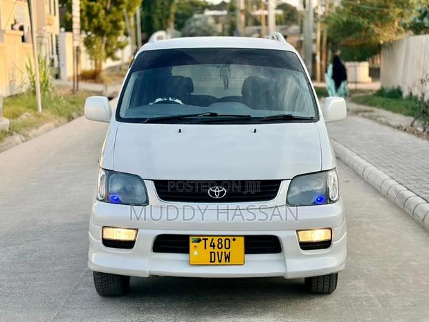 Toyota Noah 2002 White