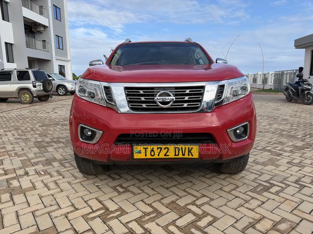 Nissan Navara 2017 Red