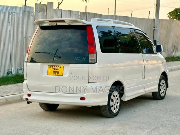 Toyota Noah 2001 White