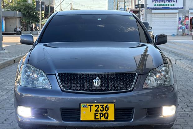 Toyota Crown 2006 Gray