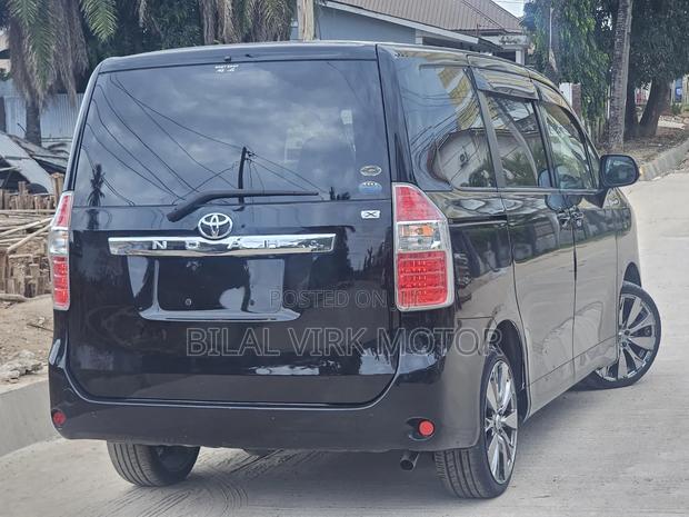 Toyota Noah 2007 Black