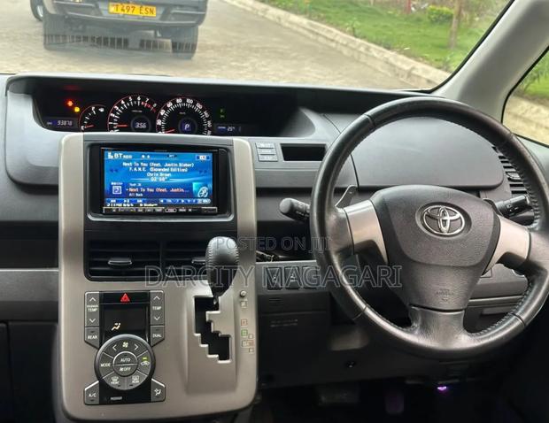 Toyota Noah 2009 White