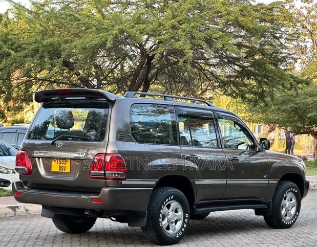 Toyota Land Cruiser 2001 Gray