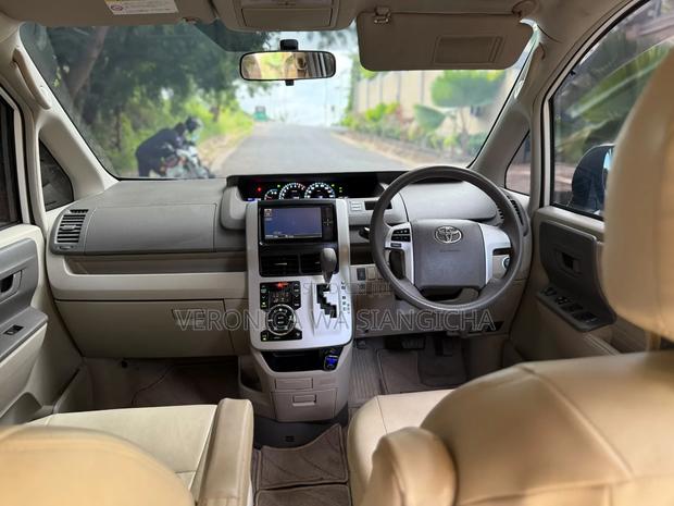 Toyota Noah 2010 White