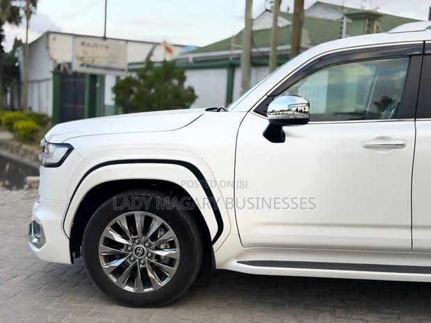 Toyota Land Cruiser LC300 2024 White