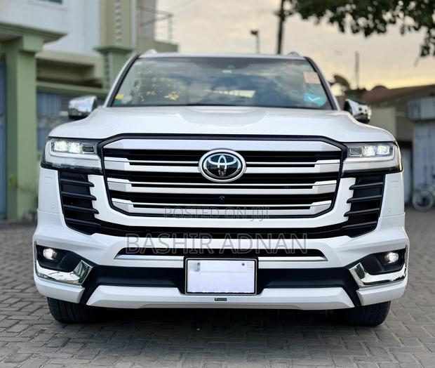 Toyota Land Cruiser LC300 2024 White
