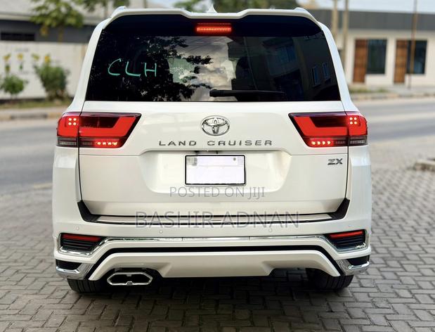Toyota Land Cruiser LC300 2024 White