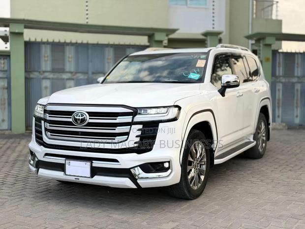 Toyota Land Cruiser LC300 2024 White