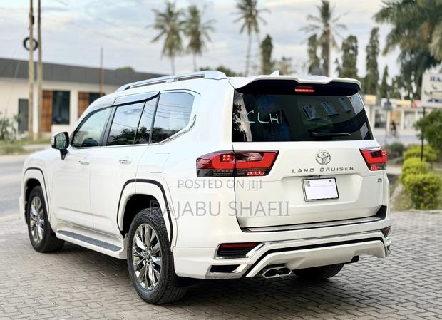 Toyota Land Cruiser LC300 2024 White