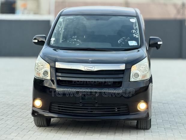 Toyota Noah 2.0 143hp AWD (7 Seater) 2009 Black