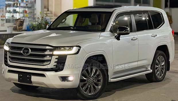 Toyota Land Cruiser LC300 2024 White