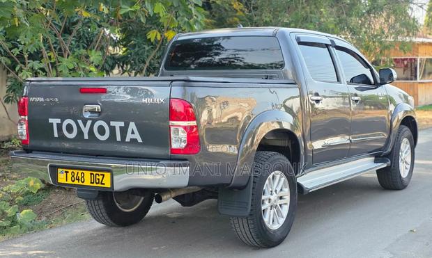Toyota Hilux 2015 Gray