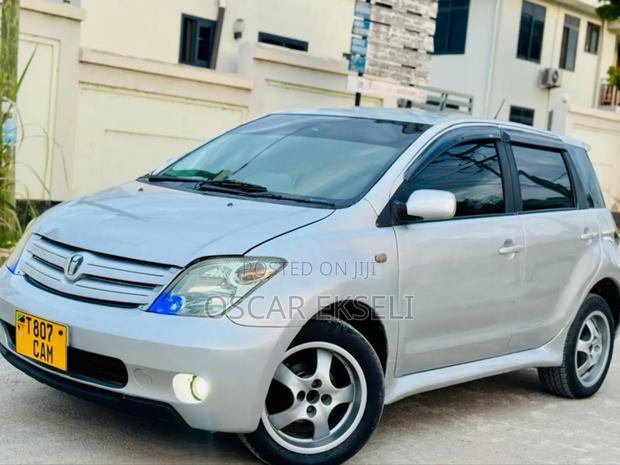 Toyota IST 2004 Silver