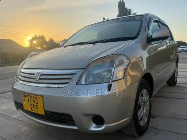 Toyota Raum 2004 Gold