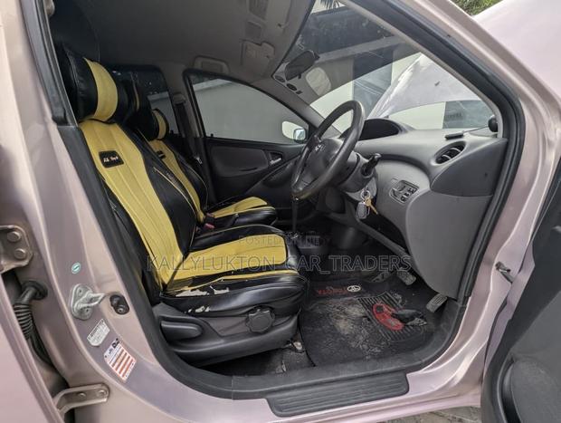 Toyota Vitz 2002 Silver