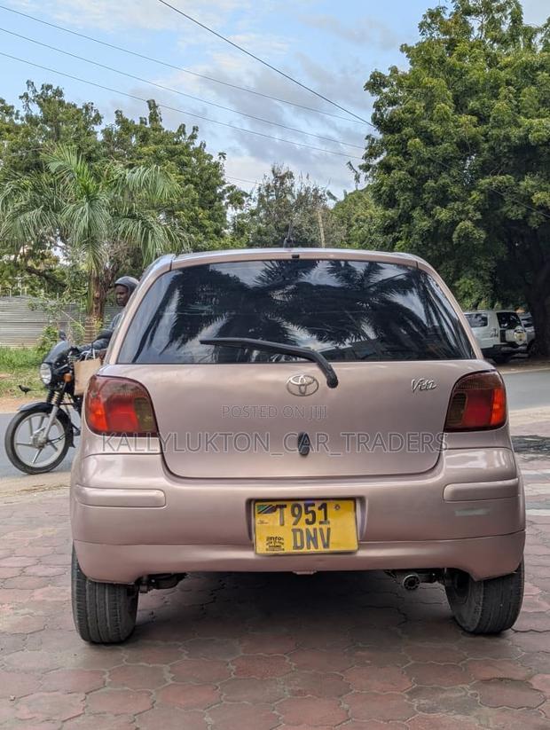 Toyota Vitz 2002 Silver