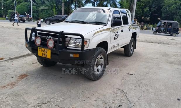 Toyota Hilux 2004 White