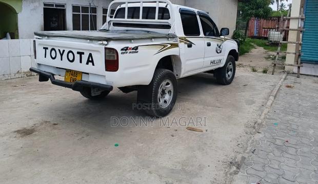 Toyota Hilux 2004 White