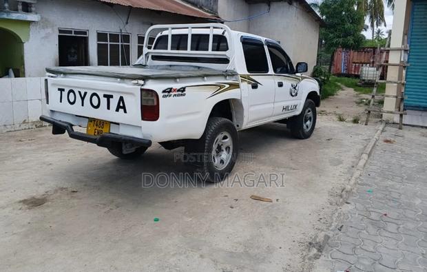 Toyota Hilux 2004 White