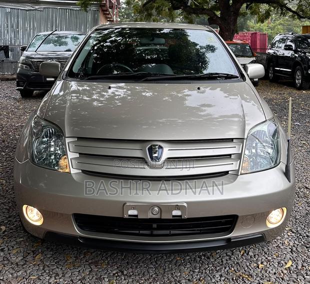 Toyota IST 2005 Gold