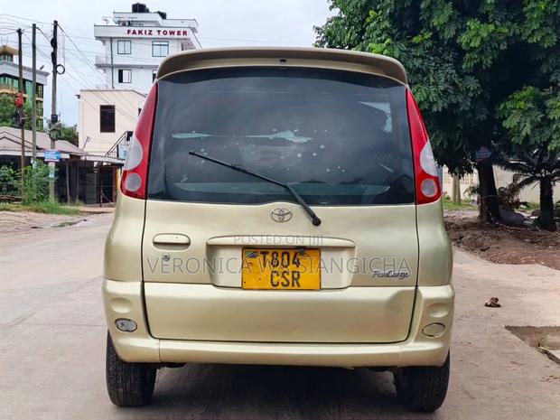 Toyota Fun Cargo 2003 Gold