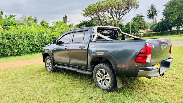 Toyota Hilux 2016 Gray