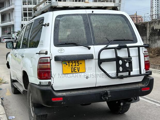 Toyota Land Cruiser HDJ 100 2000 White