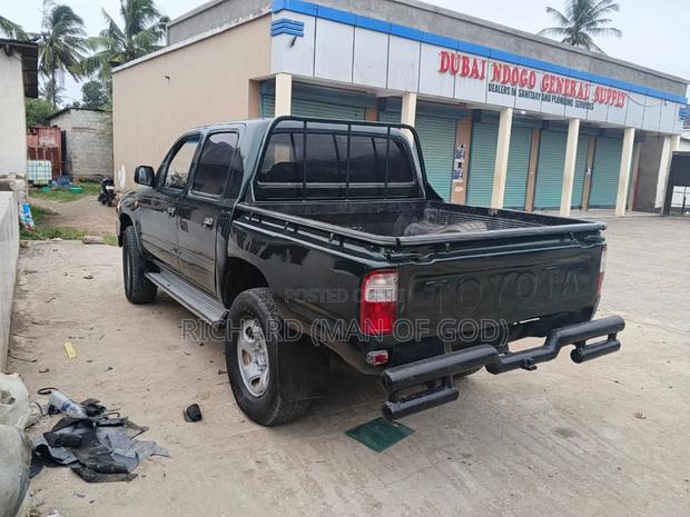 Toyota Hilux 2004 Black