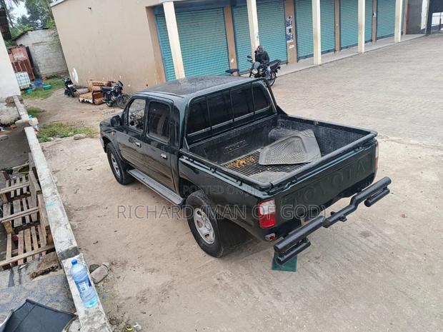 Toyota Hilux 2004 Black