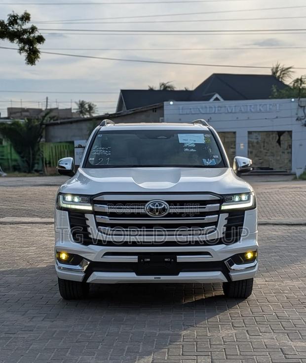 New Toyota Land Cruiser LC300 2025 White