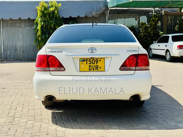Toyota Crown 2006 White