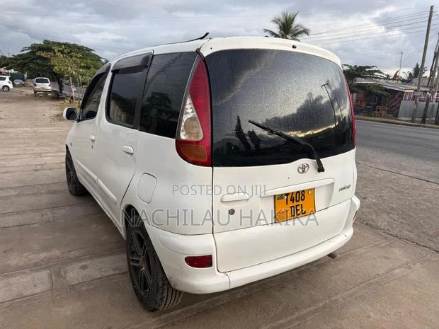 Toyota Fun Cargo 2004 White