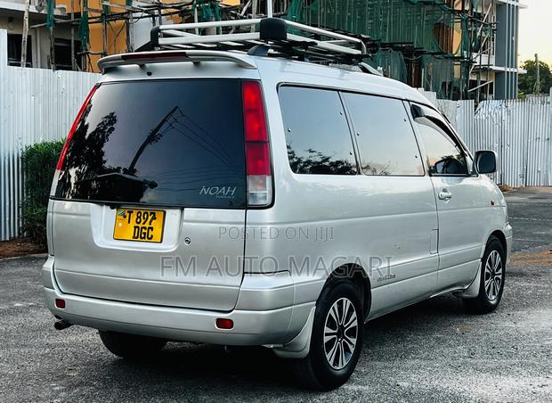 Toyota Noah 2001 Silver