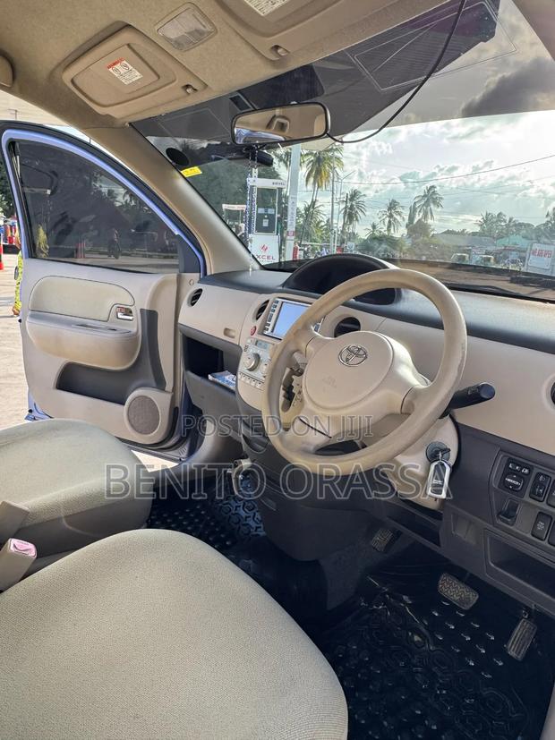Toyota Sienta 2004 Gray