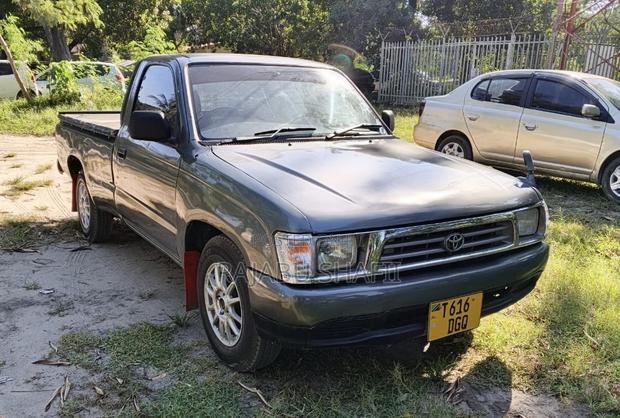 Toyota Hilux 1997 Gray