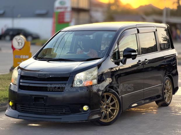 Toyota Noah 2010 Black