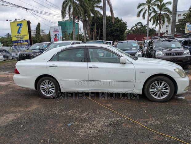 Toyota Crown 2006 White