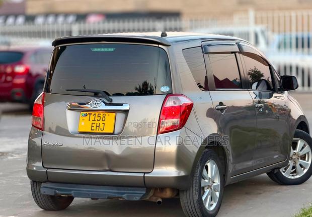 Toyota Ractis 2006 Gray