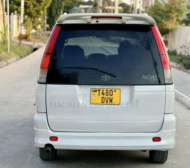 Toyota Noah 2001 White