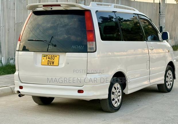 Toyota Noah 2001 White