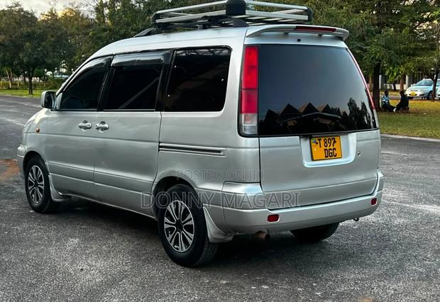 Toyota Noah 2002 Silver