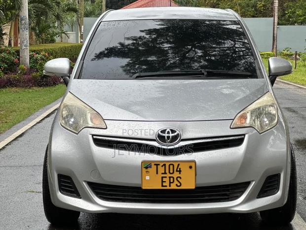Toyota Ractis 2012 Silver