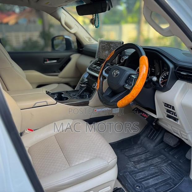 Toyota Land Cruiser LC300 2023 White