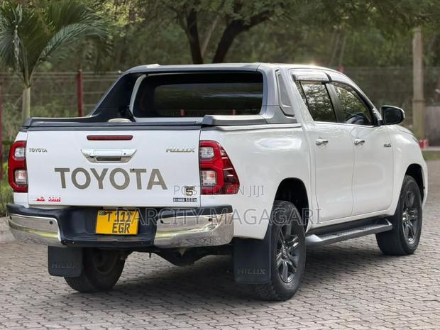 Toyota Hilux 2022 White