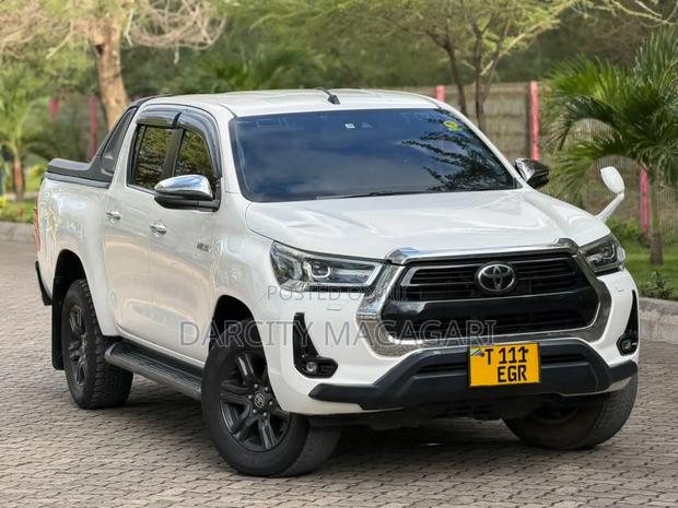Toyota Hilux 2022 White