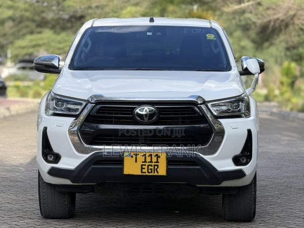 Toyota Hilux 2022 White