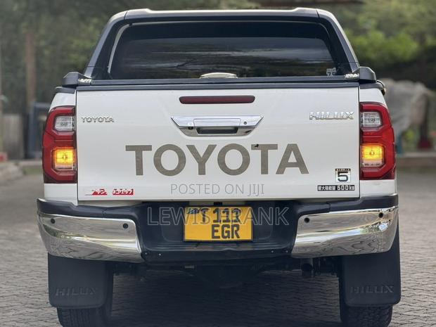 Toyota Hilux 2022 White
