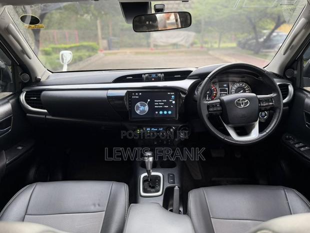 Toyota Hilux 2022 White