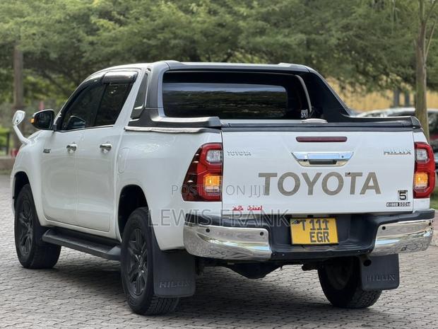 Toyota Hilux 2022 White