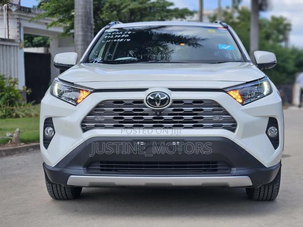 Toyota RAV4 2021 White